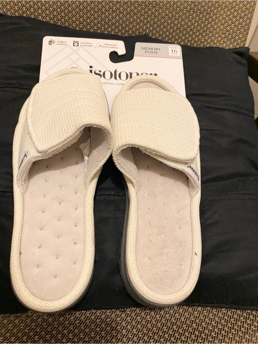 isotoner Memory Foam slippers Beige Large 8.5-9 (C1)